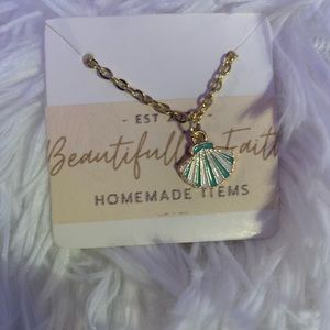 Shell beach necklace gold